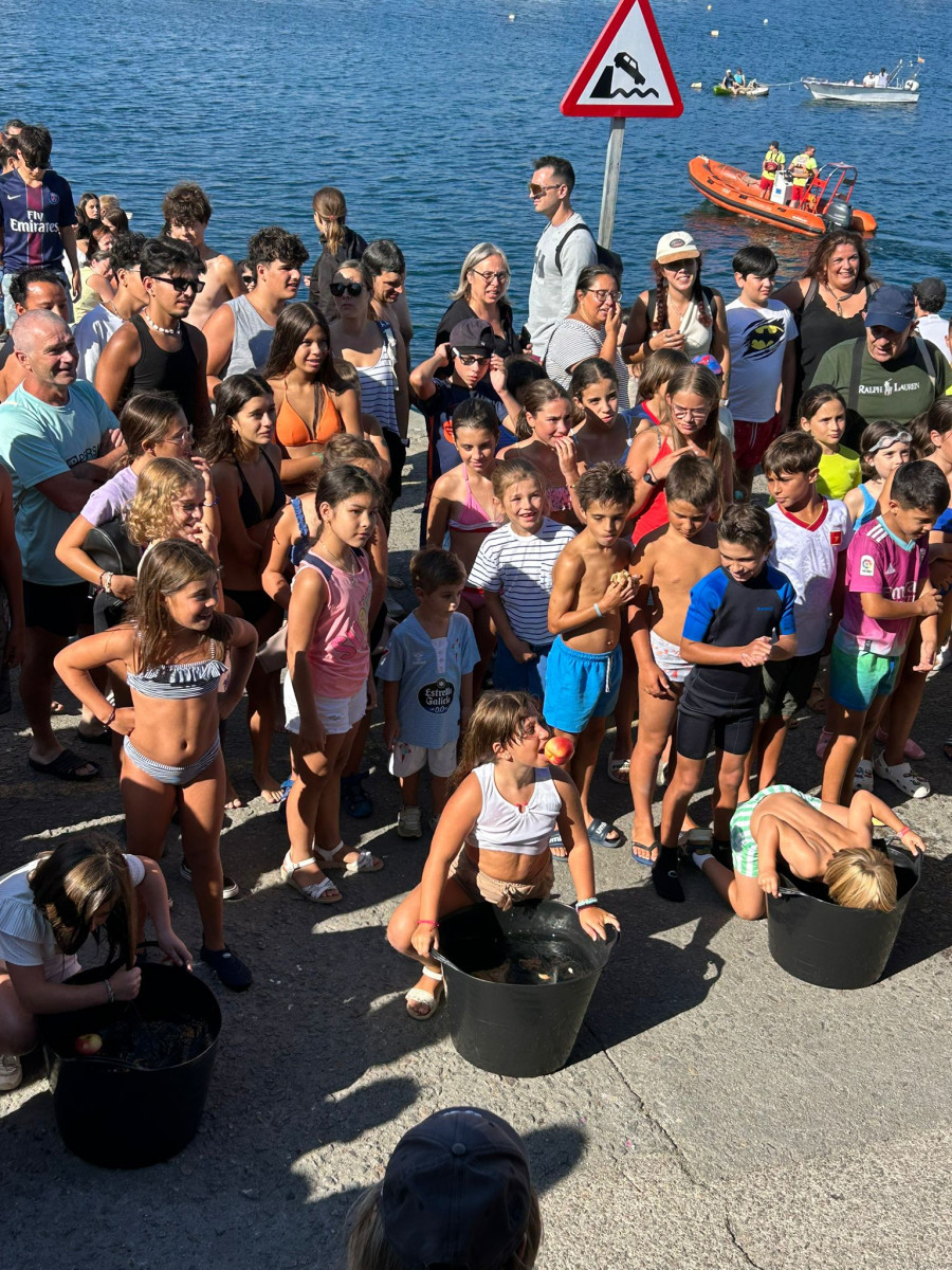 Portonovo celebró el Día do Can de sus fuiestas de San Roque con diversos juegos pupulares y música