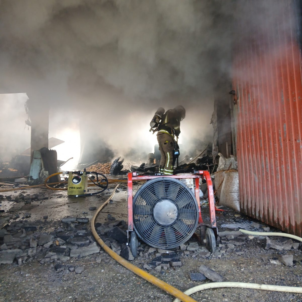 Un incendio destruye una casa deshabitada en Arcos da Condesa