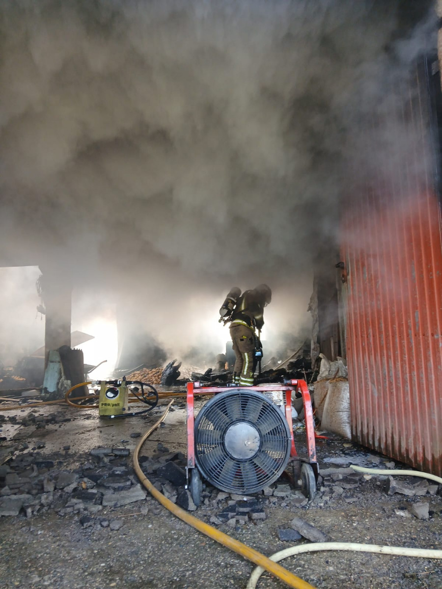 Un incendio destruye una casa deshabitada en Arcos da Condesa