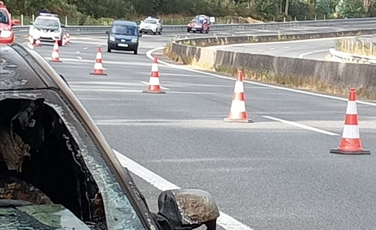 Arde un coche que iba circulando por la Autovía do Barbanza a la altura de Rianxo
