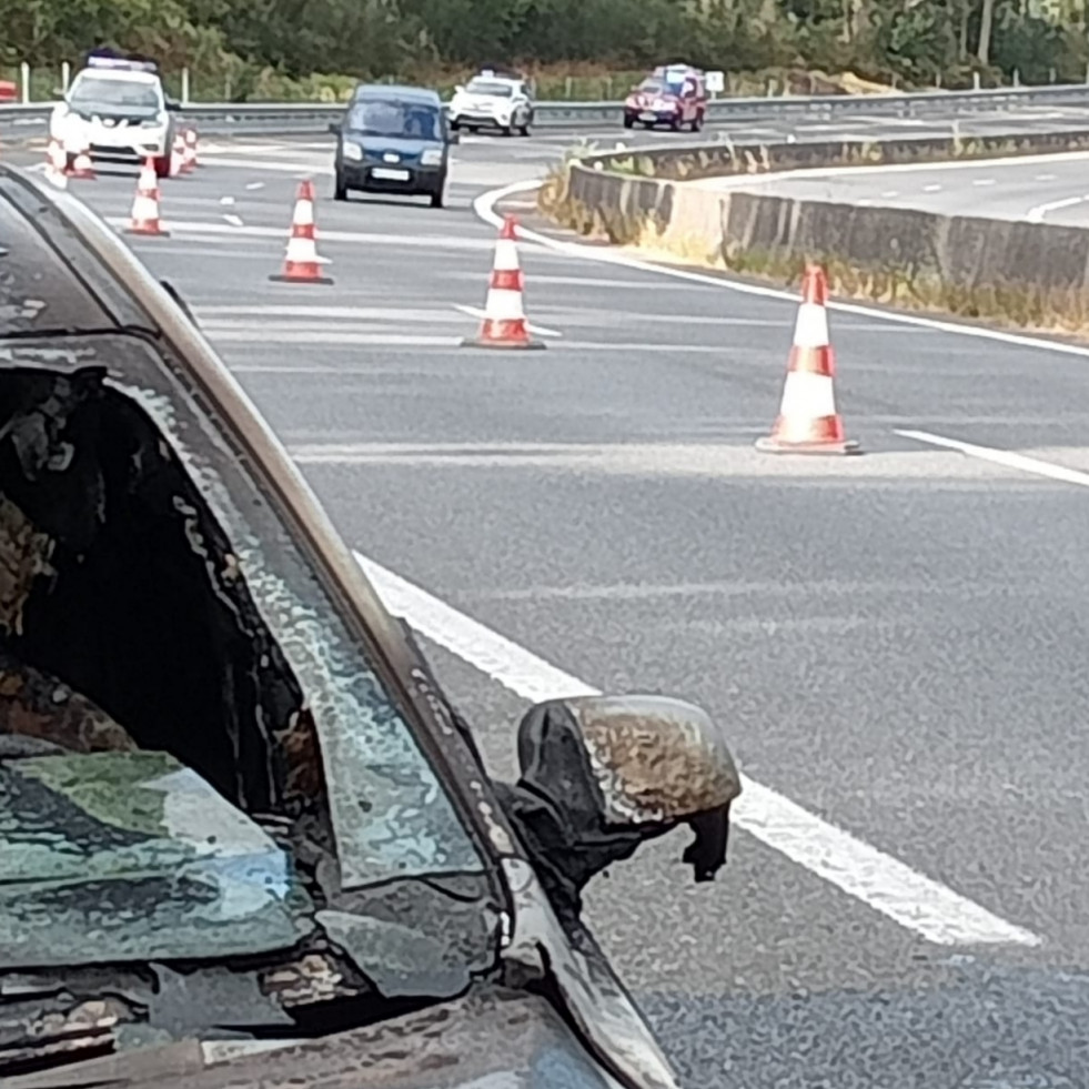 Arde un coche que iba circulando por la Autovía do Barbanza a la altura de Rianxo