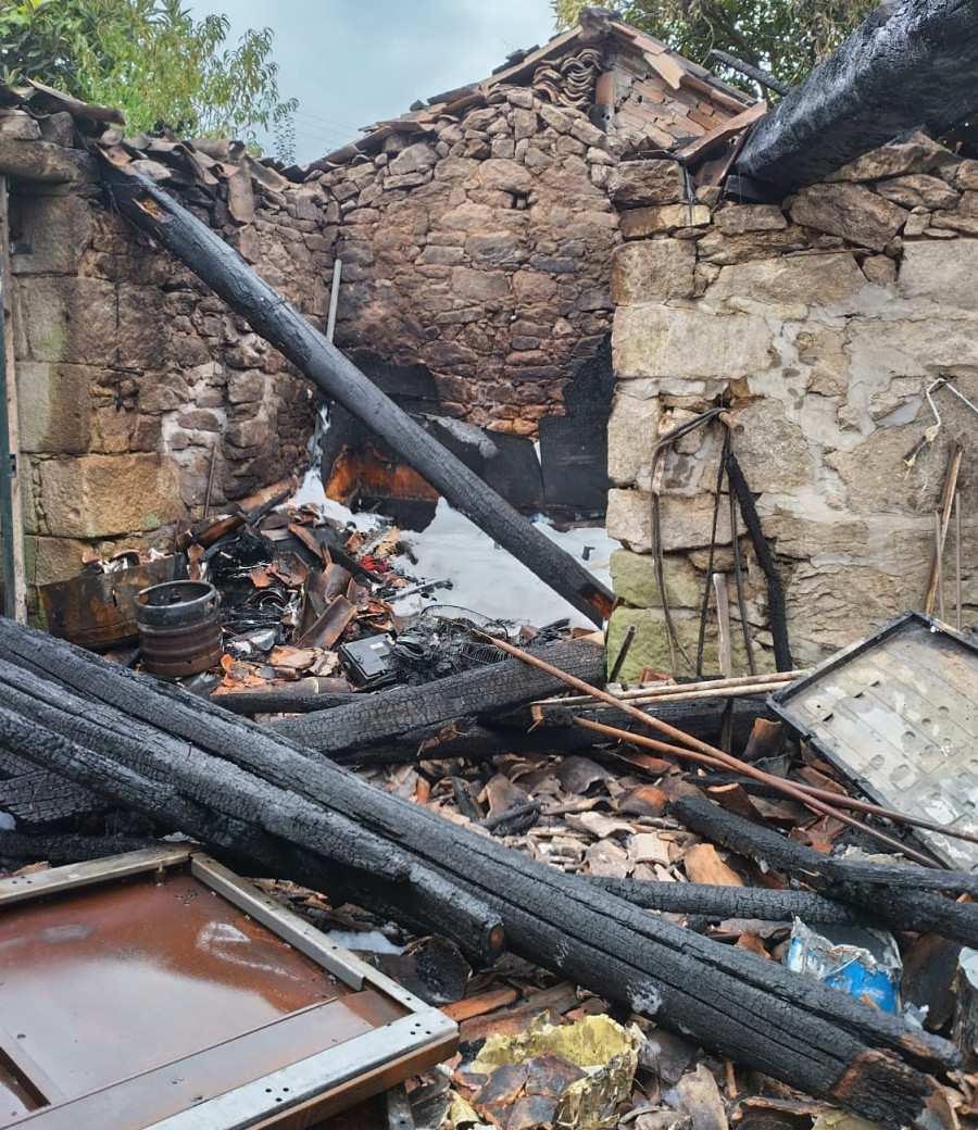 Arde por completo un galpón en Tremoedo