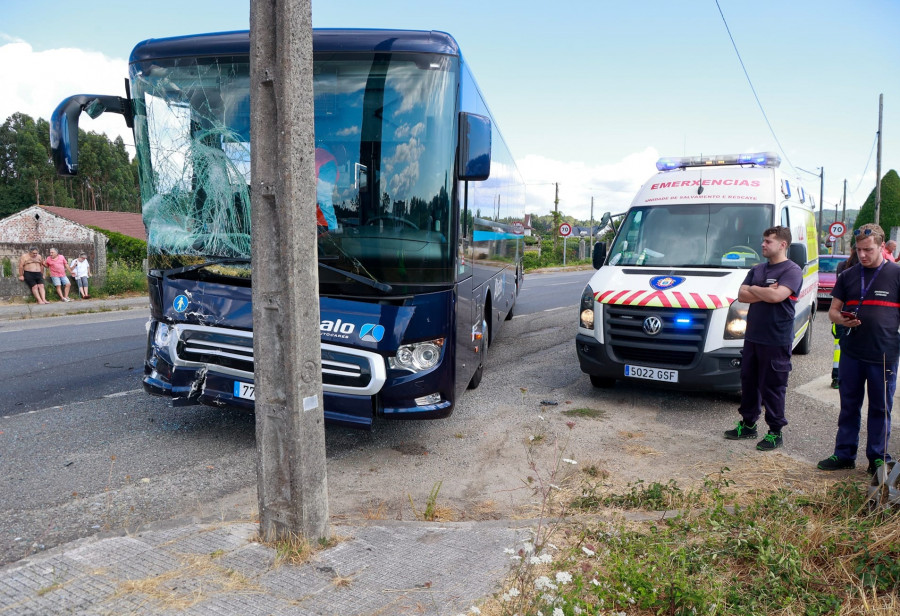 Cinco personas resultan heridas en el choque de un autobús y una grúa en Meis
