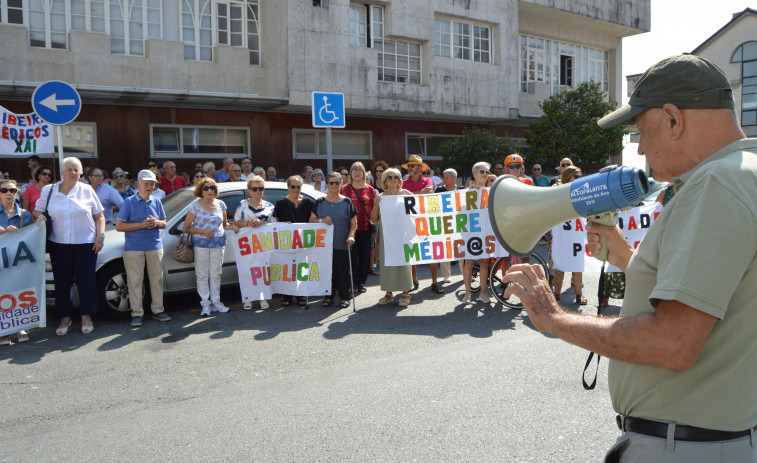 Ribeira, en pie de guerra contra la falta de médicos