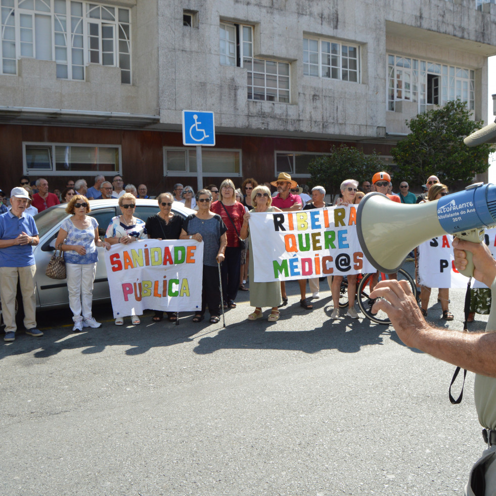 Ribeira, en pie de guerra contra la falta de médicos