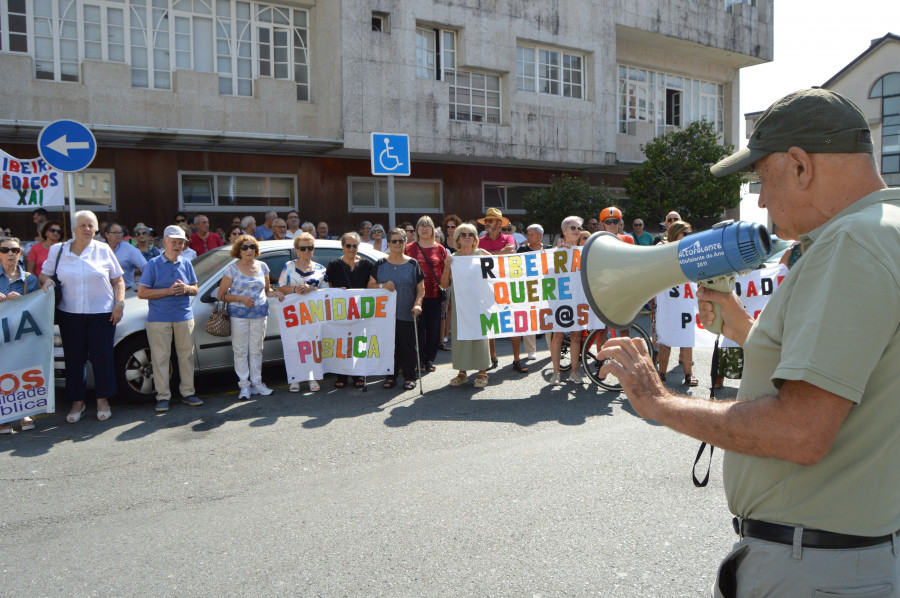 Ribeira, en pie de guerra contra la falta de médicos