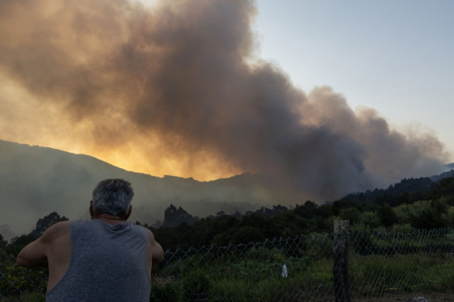 Ocho incendios están activos en Galicia, con desalojos en Pontevedra y Lugo