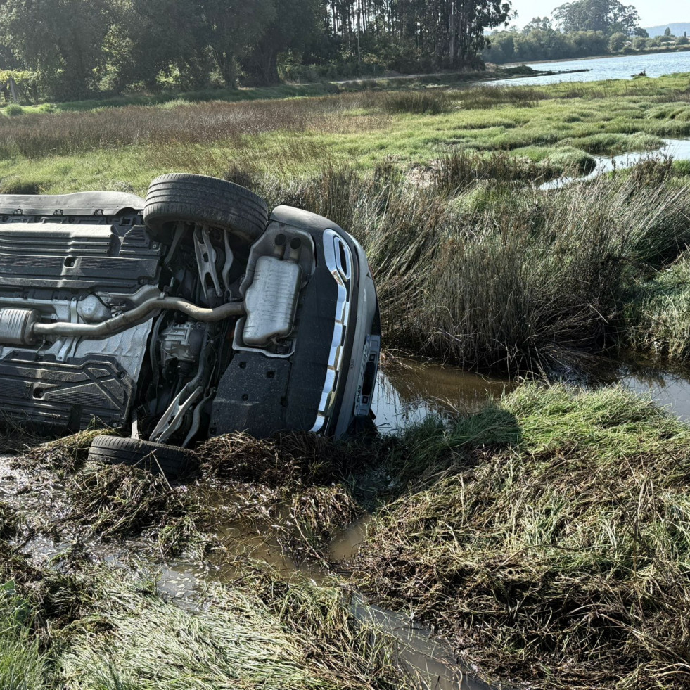 El vuelco de un vehículo en un accidente en Meaño se salda sin heridos