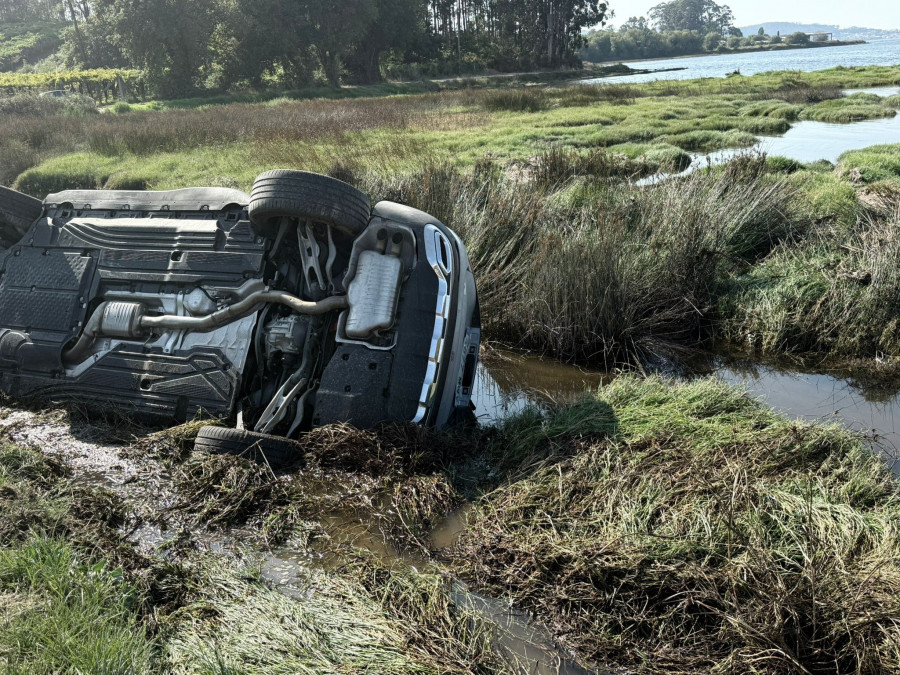 El vuelco de un vehículo en un accidente en Meaño se salda sin heridos