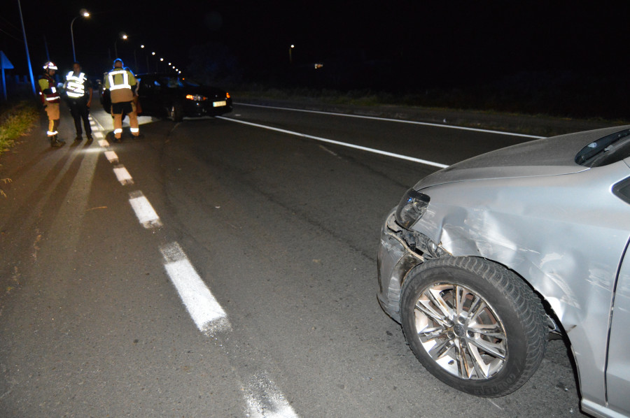 Un adelantamiento prohibido acaba con un aparatoso accidente entre dos coches en la carretera AC-305 en Ribeira