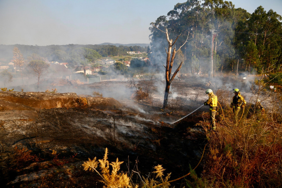 Controlados dos incendios forestales próximos a viviendas en Vilanova