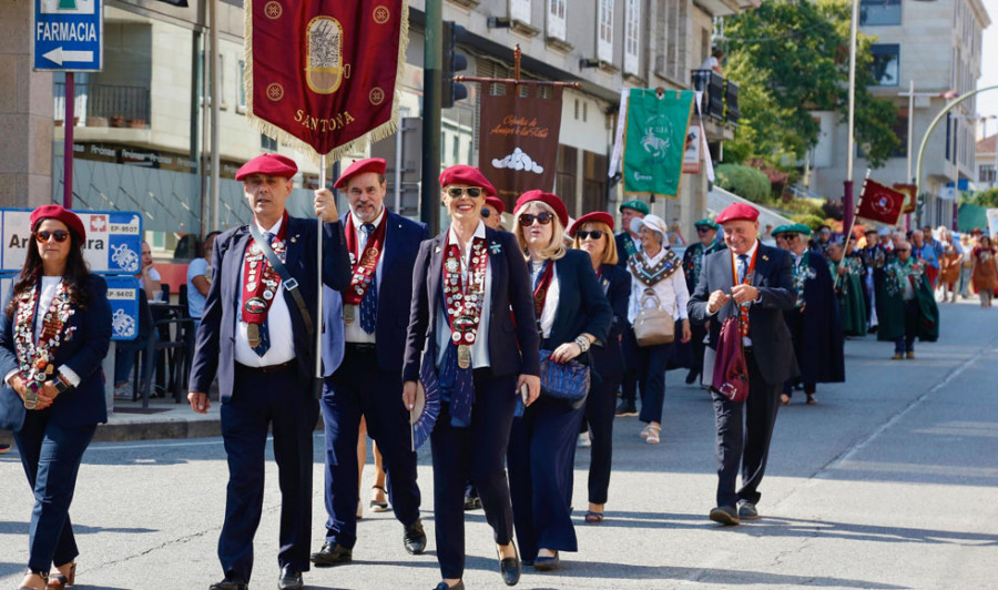 Vistoso desfile de una treintena de entidades de España y Portugal en el Capítulo de los Viños Rías Baixas