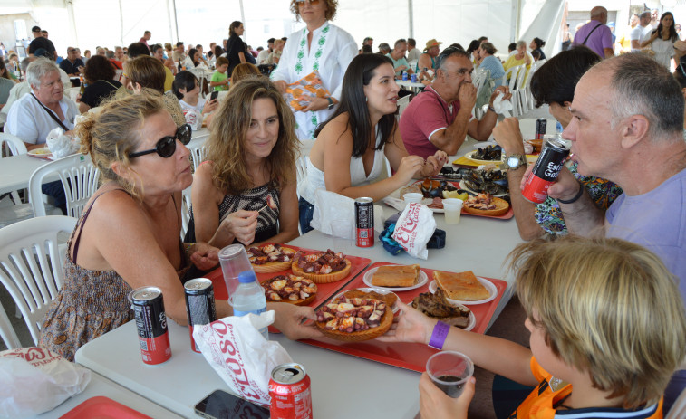 Palmeira supera sus previsiones más optimistas y reparte más de 2.000 raciones de pulpo en su primer día