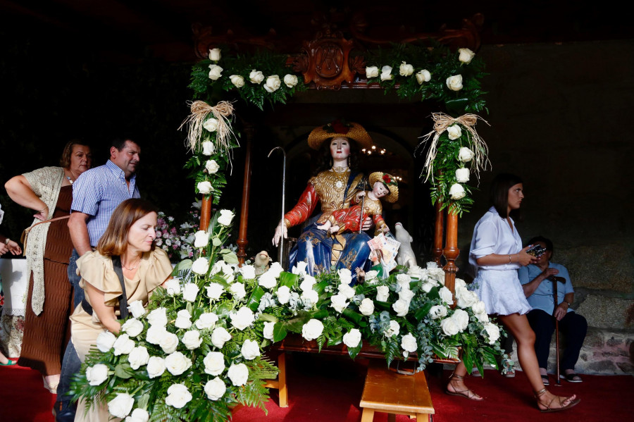 Una engalanada Divina Pastora desfila por Cambados en el día central de la romería