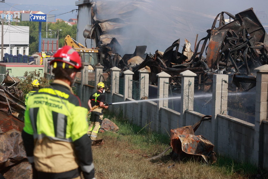 Sin bomberos en la provincia durante el incendio de Impex en Vilagarcía: El comité denuncia que O Morrazo estaba cerrado por superar las horas extra