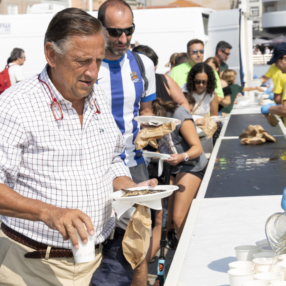 Más de 500 kilogramos de sardinas consiguen conquistar a los asistentes del Día del Turista en Sanxenxo