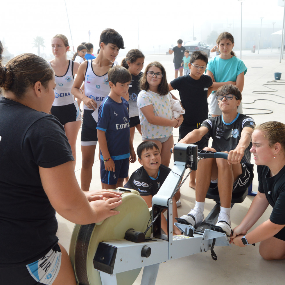 Sesenta niños concluyen esta semana en Aguiño su participación en el campamento de verano del Club de Remo Náutico de Ribeira