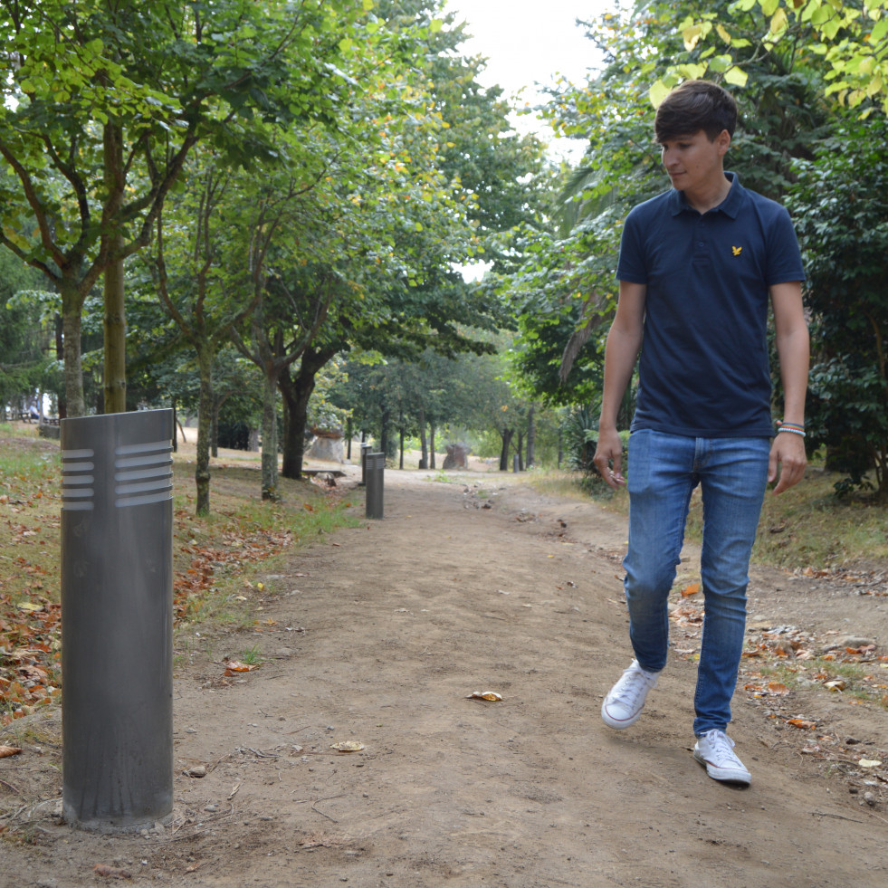 Entra en servicio la iluminación eficiente instalada en el sendero que atraviesa el parque periurbano de San Roque, en Ribeira