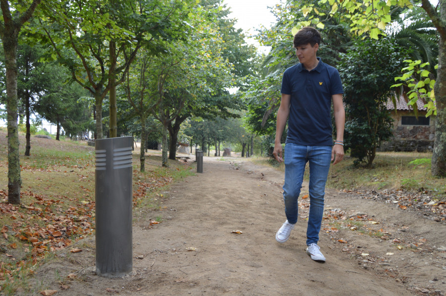 Entra en servicio la iluminación eficiente instalada en el sendero que atraviesa el parque periurbano de San Roque, en Ribeira