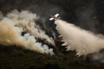 EuropaPress 6915488 efectivos aereos bomberos labores extincion incendio avion 25 agosto 2025 avion