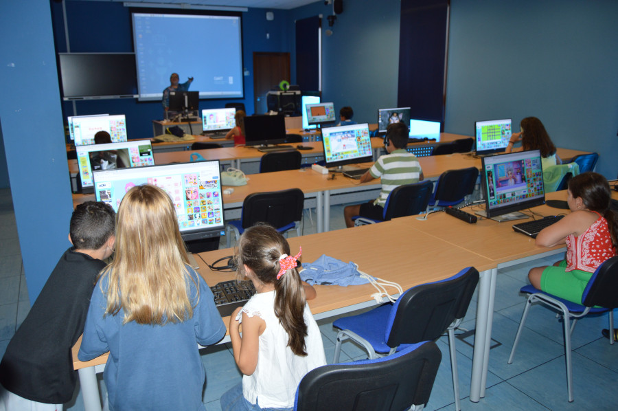 Ribeira imparte formación del programa "Tech Kids" y Boiro ofrece cursos de iniciación a la informática, Internet y e-mail