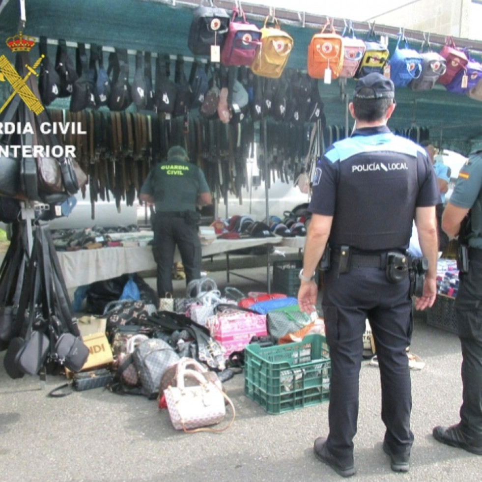 Seis personas son investigadas por un presunto delito de marcas falsificadas en Sanxenxo