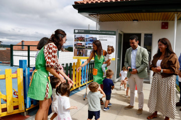 El presidente de la institución provincial y la alcaldesa, en la visita de ayer a la guardería  mónica ferreirós
