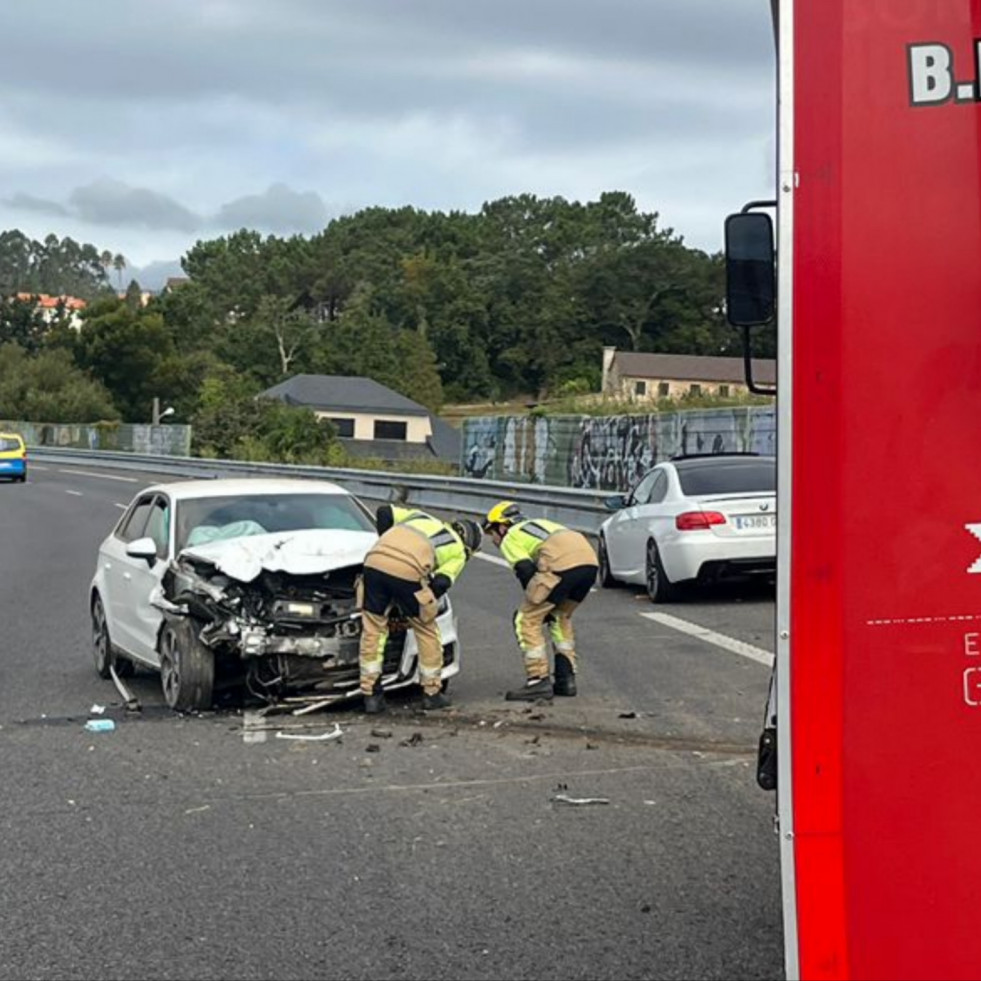Aparatoso accidente de tráfico de un Audi A3 en la calzada hacia Ribeira de la Autovía do Barbanza, a la altura de Rianxo