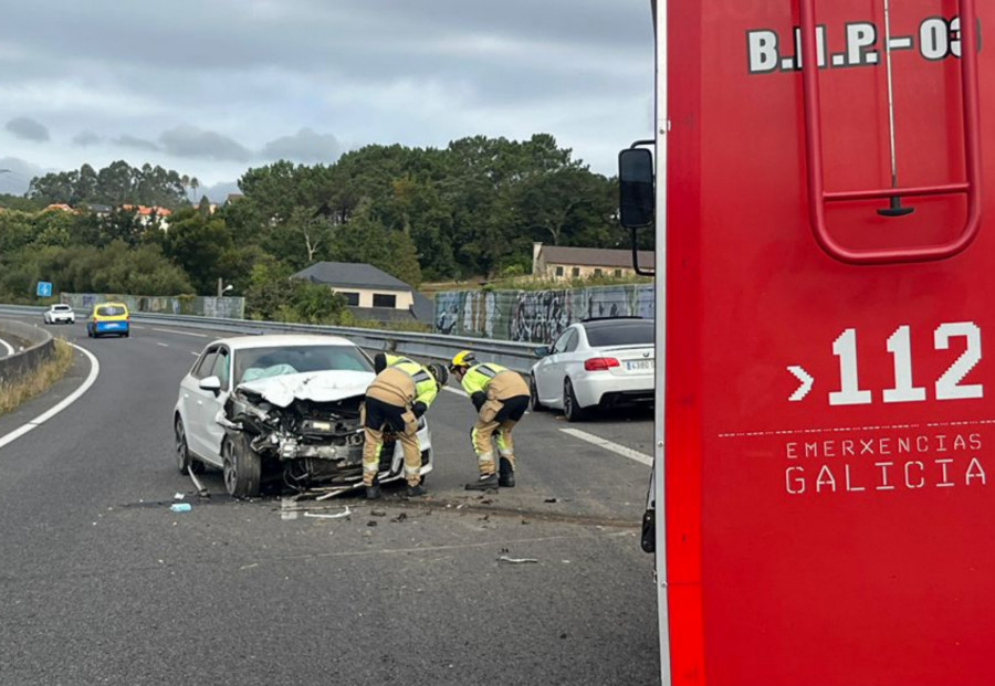 Aparatoso accidente de tráfico de un Audi A3 en la calzada hacia Ribeira de la Autovía do Barbanza, a la altura de Rianxo