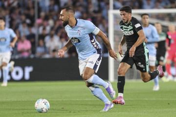 El delantero del Celta Borja Iglesias (i) durante el partido de LaLiga de fútbol que Celta de Vigo y Real Betis