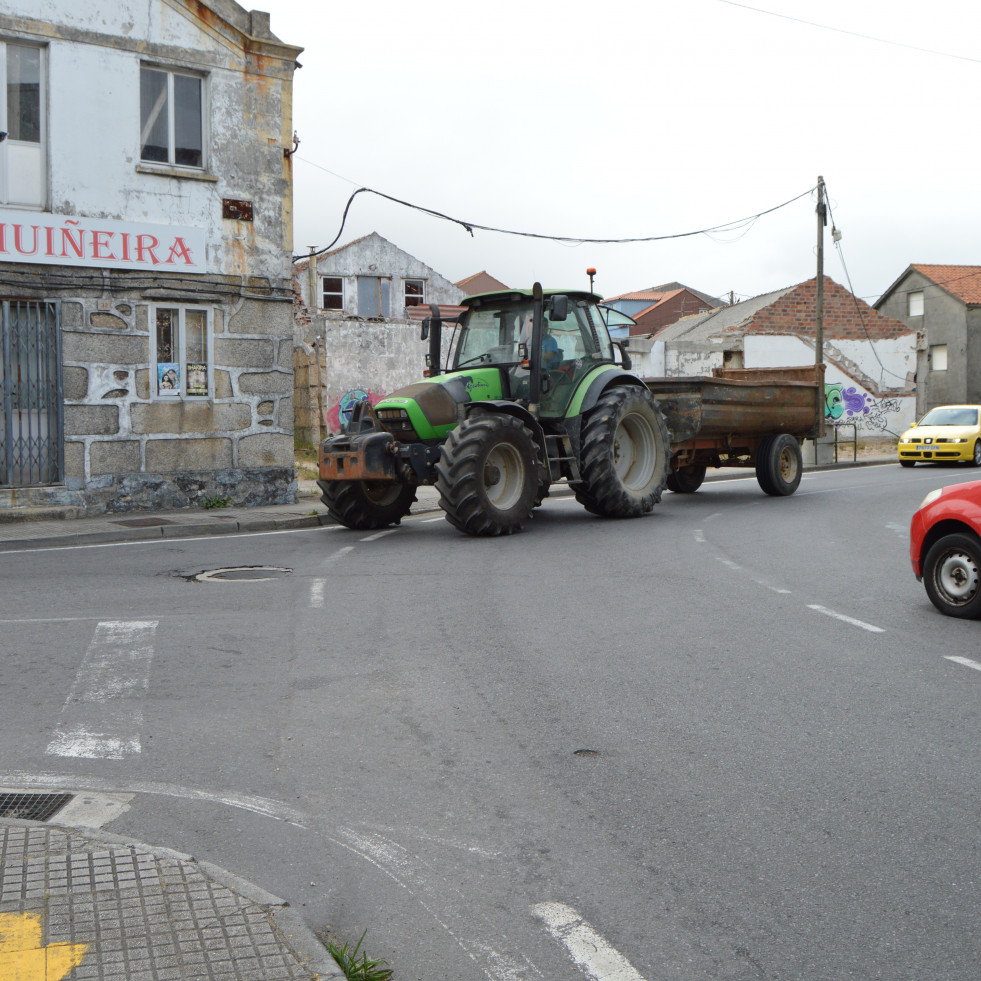 El Gobierno local de Ribeira le reclama a la Diputación de A Coruña que suavice las curvas peligrosas de A Muiñeira, en Carreira