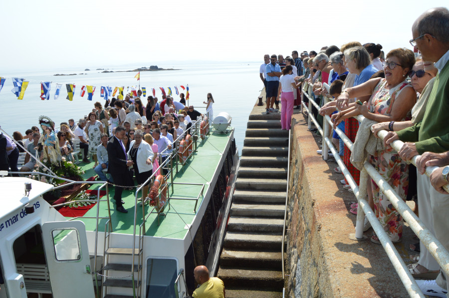 El concejal de Mar justifica que se dejase ir en el catamarán del Carmen de Castiñeiras a alguna gente que no participó en la procesión terrestre