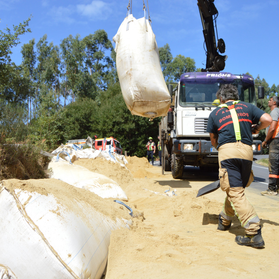 Un tráiler derrama en una carretera de Ribeira más de 13 toneladas de su carga de harina de pescado