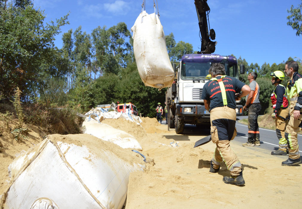 Un tráiler derrama en una carretera de Ribeira más de 13 toneladas de su carga de harina de pescado