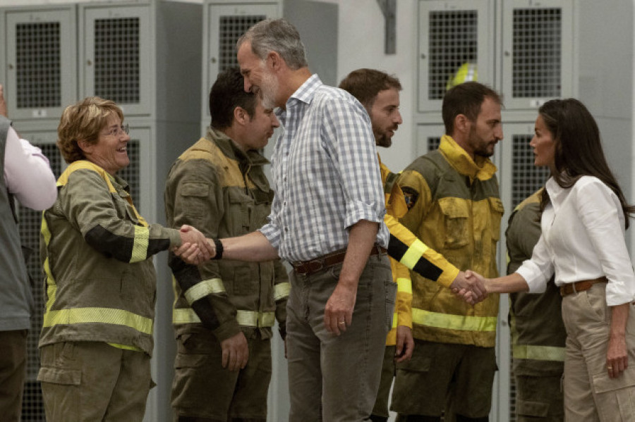 Felipe VI agradece la labor "admirable" y "solidaria" de los efectivos en Ourense