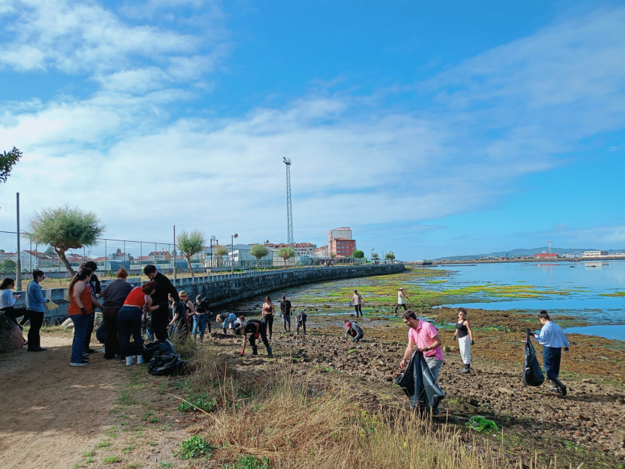 Voluntarios de Turquía se unen a una limpieza en O Pombal