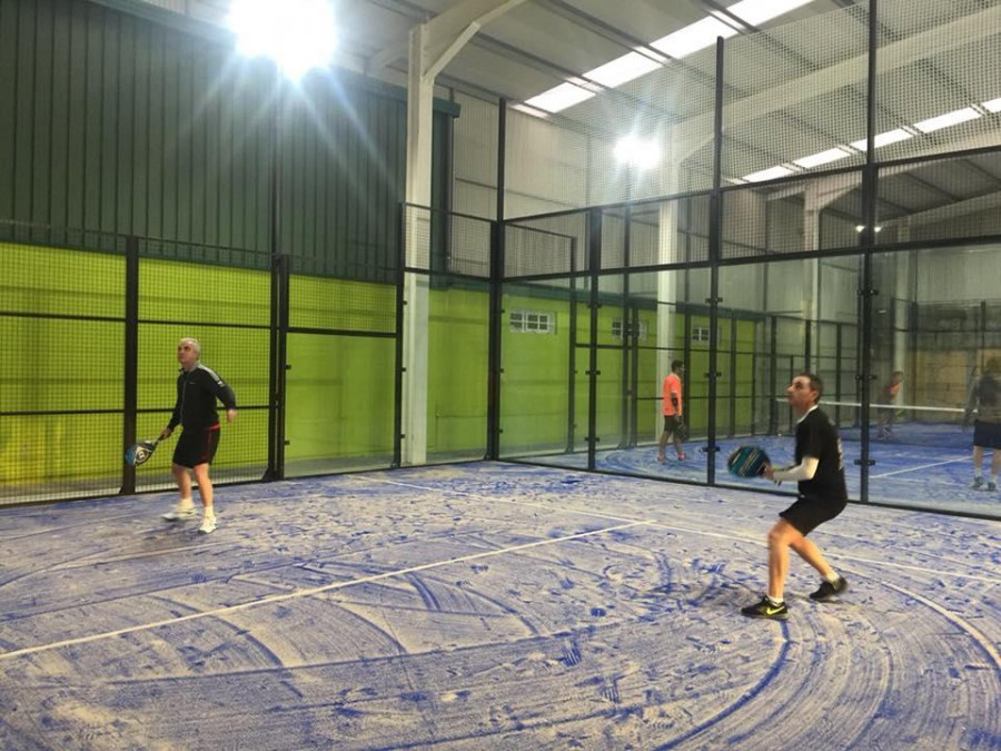 El Concello de O Grove abre las inscripciones para un curso de pádel en el pabellón de deportes nuevo