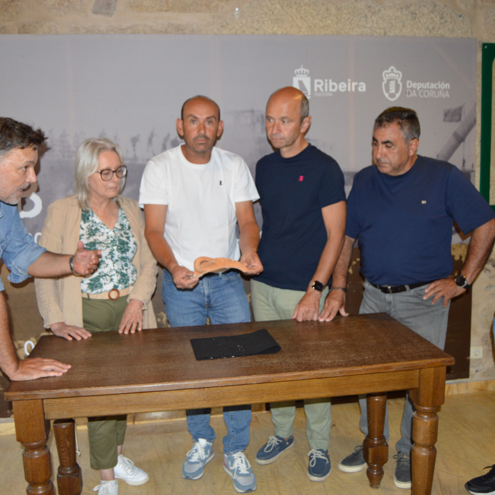Mariscadores de Aguiño recogen en su rastro un trozo de una vasija de 300 a 500 años de antigüedad