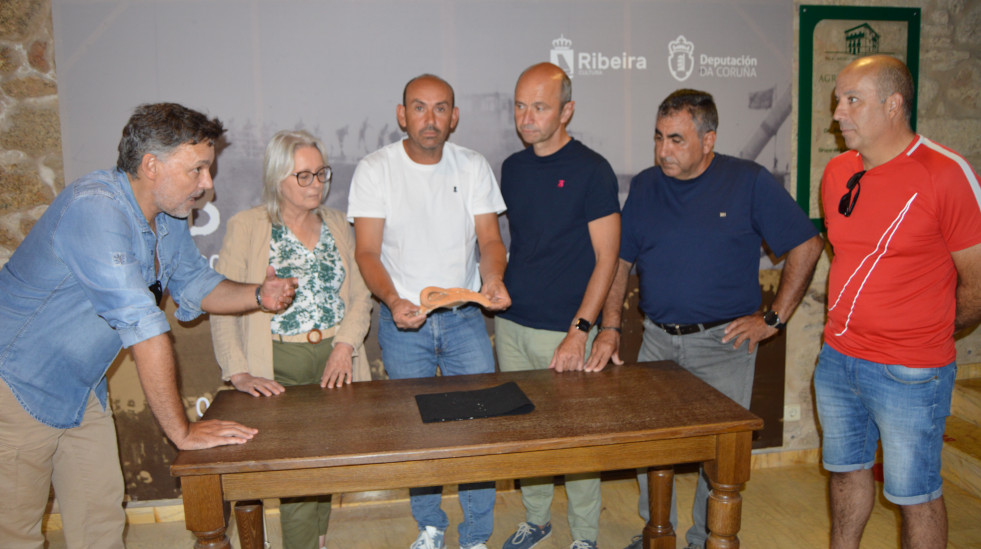 Mariscadores de Aguiño recogen en su rastro un trozo de una vasija de 300 a 500 años de antigüedad