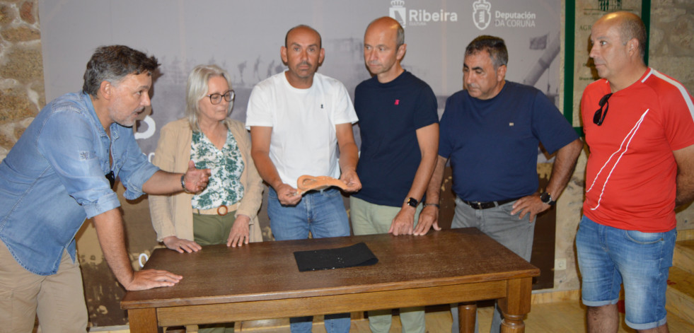 Mariscadores de Aguiño recogen en su rastro un trozo de una vasija de 300 a 500 años de antigüedad