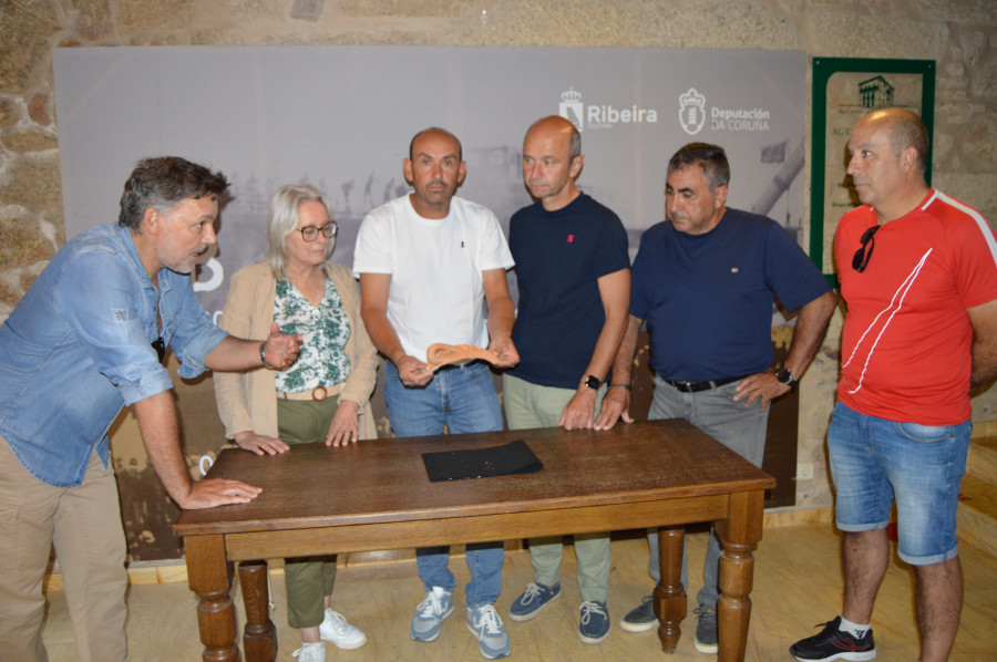 Mariscadores de Aguiño recogen en su rastro un trozo de una vasija de 300 a 500 años de antigüedad