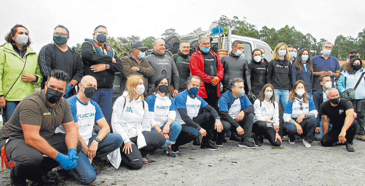 El presidente de Abanca y su consejero delegado participaron en las tareas de recogida de residuos marinos en el entorno del islote de Areoso (en A Illa) junto a medio centenar de voluntarios, navalle