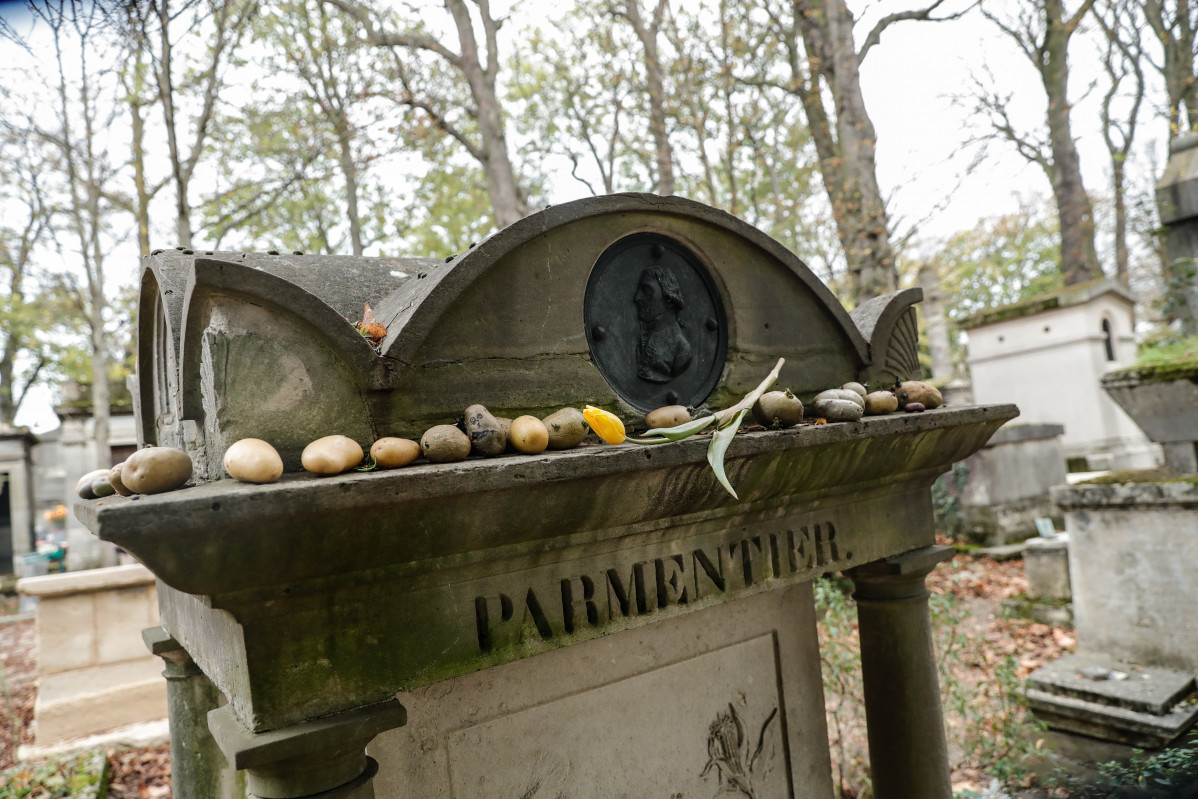 Los visitantes dejan patatas en la tumba de Antoine Parmentier en el cementerio Pere Lachaise
