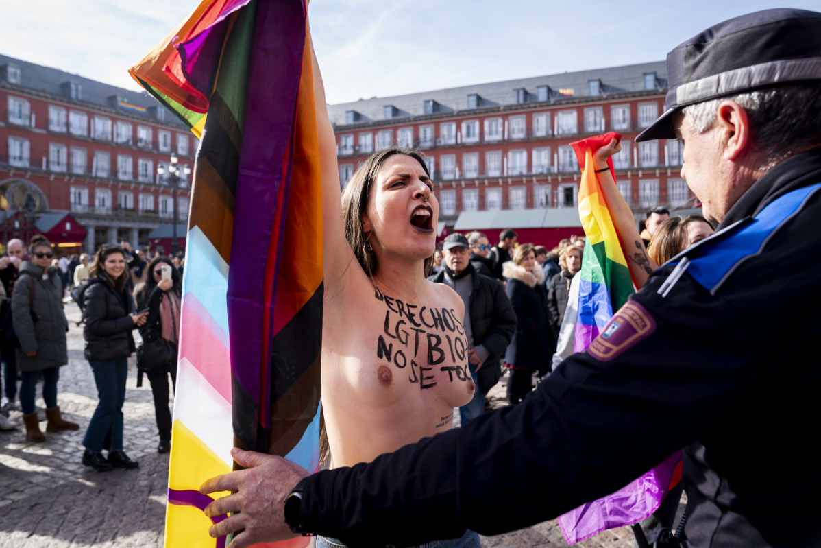 EuropaPress 5602049 activista femen protesta visita presidente partido popular alberto nunez feijoo 15094140