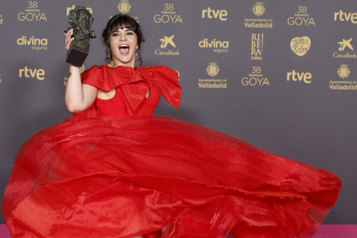 La actriz Janet Novu00e1s posa con el premio a la Mejor Actriz Revelaciu00f3n por su trabajo en 'O corno' @ EFE