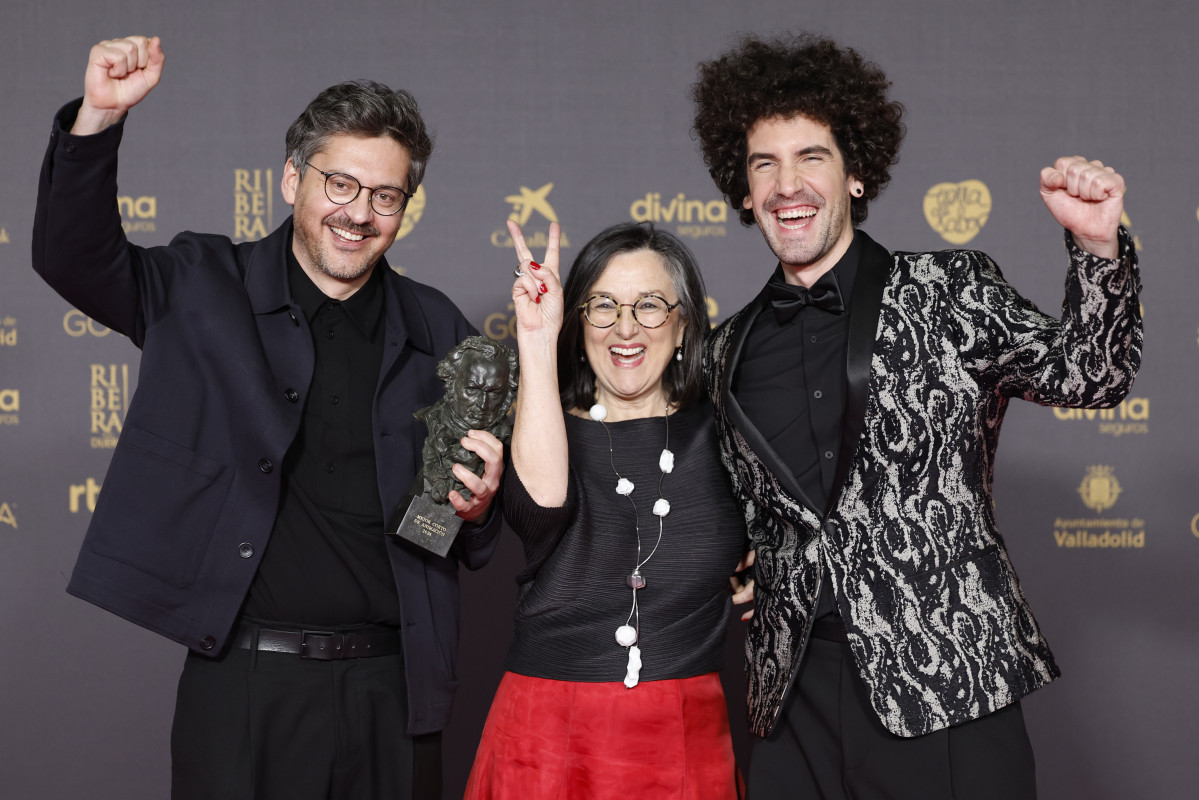 El director Martu00edn Romero (i) y los productores Ivan Miu00f1ambres y Chelo Loureiro posan con el premio al Mejor Cortometraje de Animaciu00f3n por 'To bird or not to bird' @ EFE