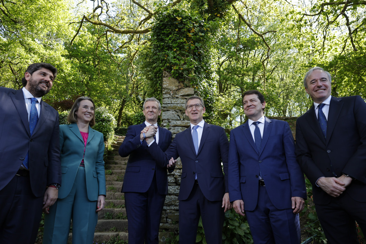 SANTIAGO DE COMPOSTELA, 13/04/2024.- El líder del PP, Alberto Núñez Feijoo (c), el presidente de Murcia, Fernando López Miras (i), el de Aragón, Jorge Azcón (d), el de Castilla y León, Alfonso 