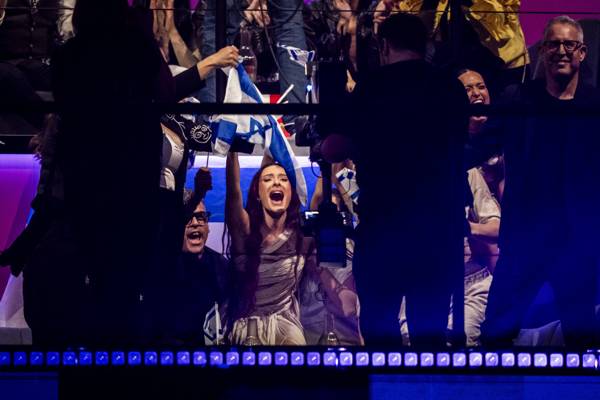 Malmö (Sweden), 09/05/2024.- Israel's participant Eden Golan celebrates placing in the final after the second semifinal of the 2024 Eurovision song competition at the Malmö Arena in Malmö, Sweden, 09 May 2024. (Suecia) EFE/EPA/Ida Marie Odgaard DENMARK OUT
