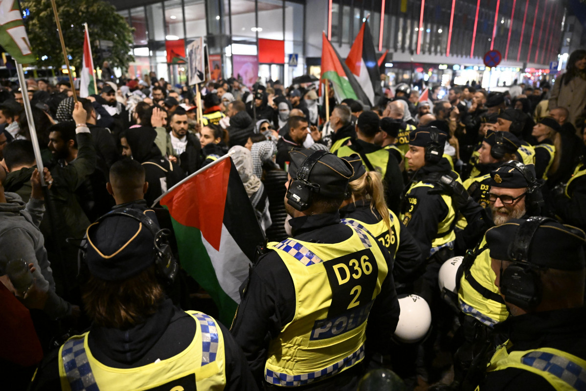 Malmo (Sweden), 09/05/2024.- Police stand around pro-Palestinian protesters in central Malmo during the 68th edition of the Eurovision Song Contest (ESC) in Malmo Arena, Malmo, Sweden, 09 May 2024. Organizers expect thousands to participant in the protest against Israel's participation in the 68th edition of the Eurovision Song Contest (ESC) at the Malmo Arena. The ESC comprises two semi-finals, held on 07 and 09 May, and a grand final on 11 May 2024. (Protestas, Suecia) EFE/EPA/JOHAN NILSSON SWEDEN OUT