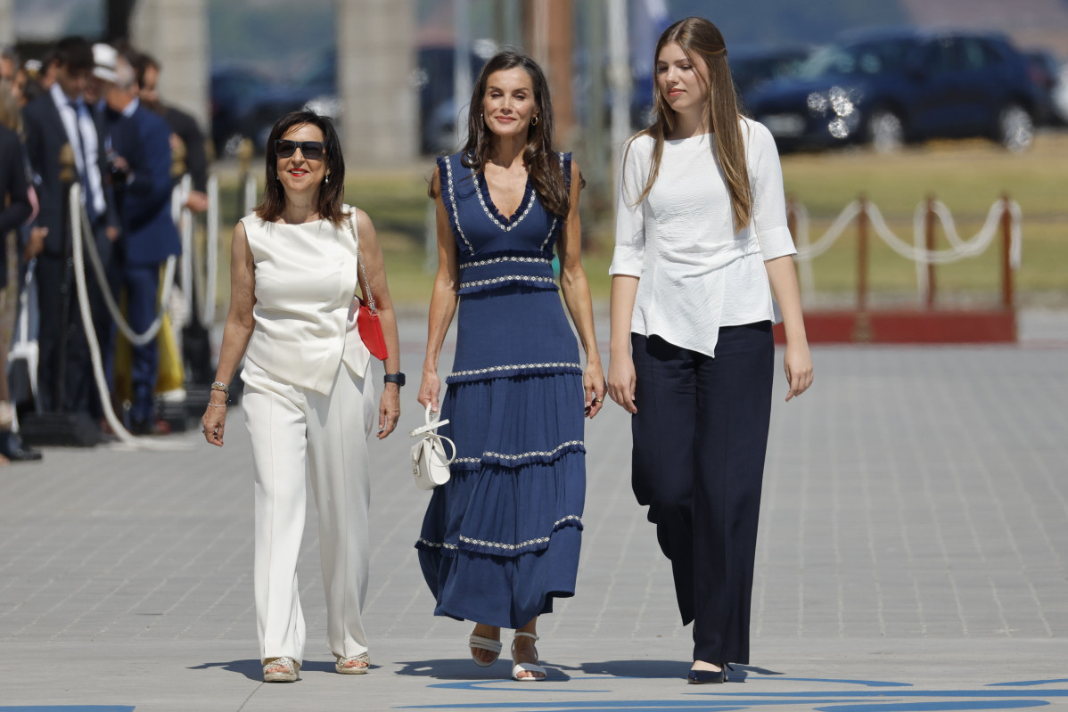 MARÍN (PONTEVEDRA), 16/07/2025.- La reina Letizia, la infanta Sofía (d) y la ministra de Defensa, Margarita Robles (i), asisten a la entrega de reales despachos a los nuevos oficiales en la Academia Naval de Marín, un acto en el que la princesa Leonor recibirá la Gran Cruz al Mérito Naval, este miércoles. EFE/ Lavandeira Jr